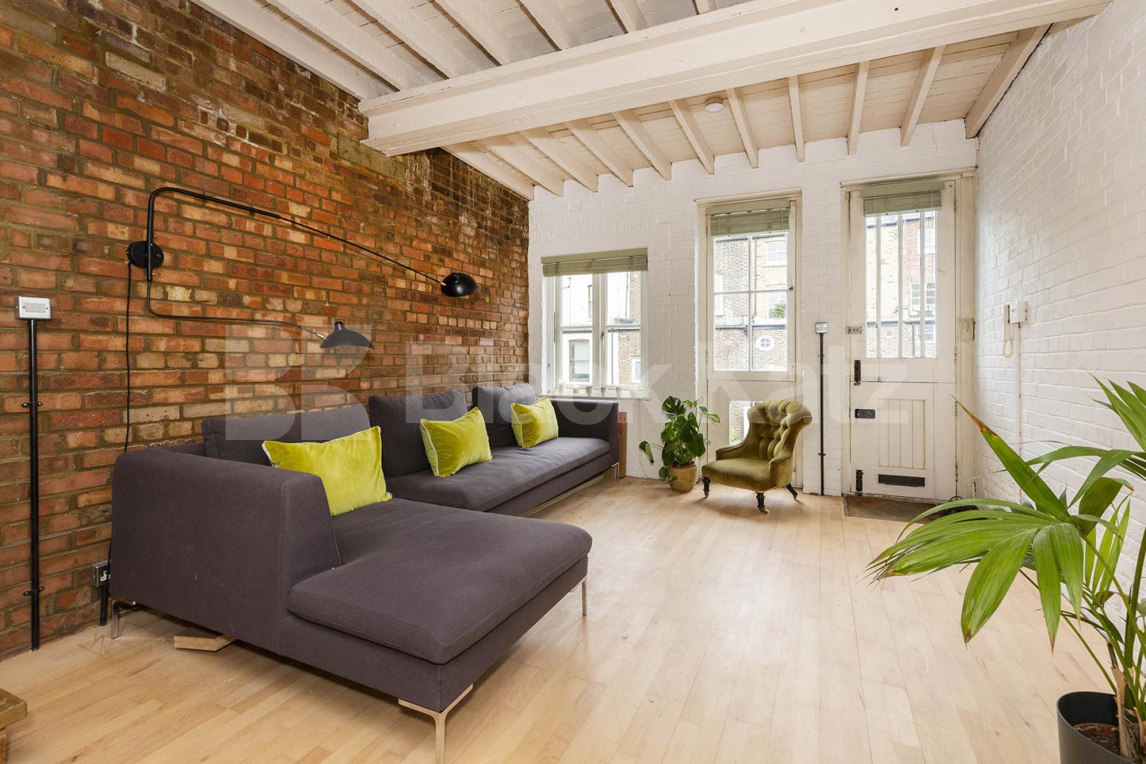 Stunning mid-Terrace house tucked away on a quiet mews Street Marlborough Yard, Archway